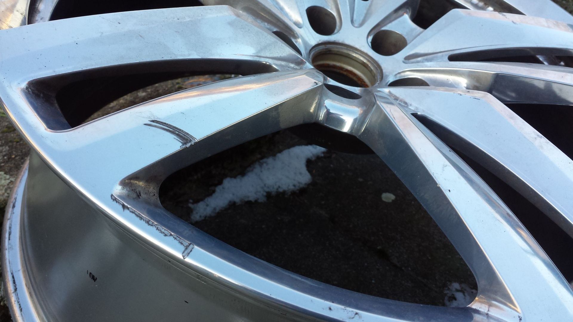 Audi Felge mit tiefem Kratzer Audi Felge mit tiefem Kratzer