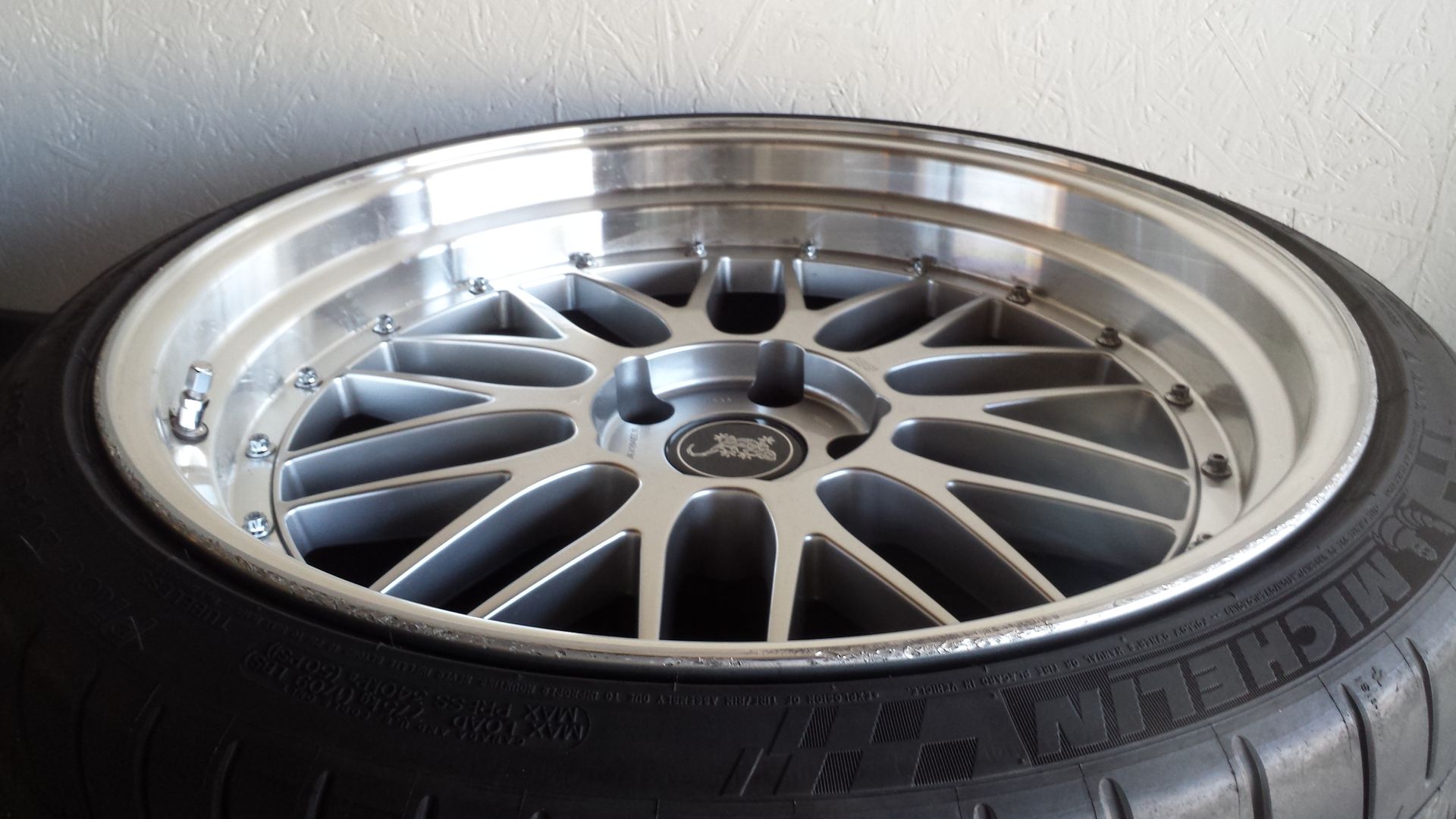 Wiesmann Roadster Felge mit Bordsteinschäden