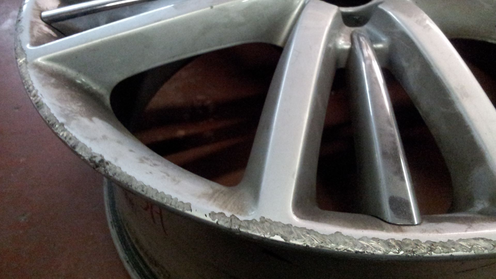 Jaguar Felge mit starken Bordsteinschäden Jaguar Felge mit starken Bordsteinschäden