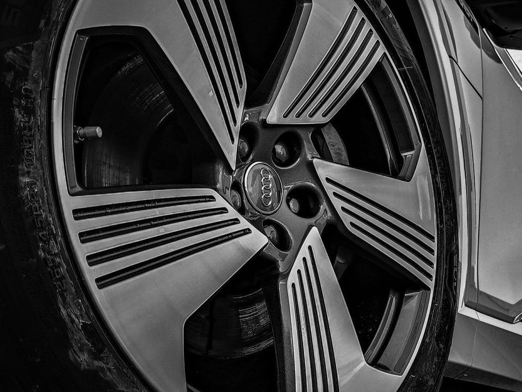 Leasing Audi etron 55 quattro mit instandgesetzten Alufelgen Leasing Audi etron 55 quattro mit instandgesetzten Alufelgen