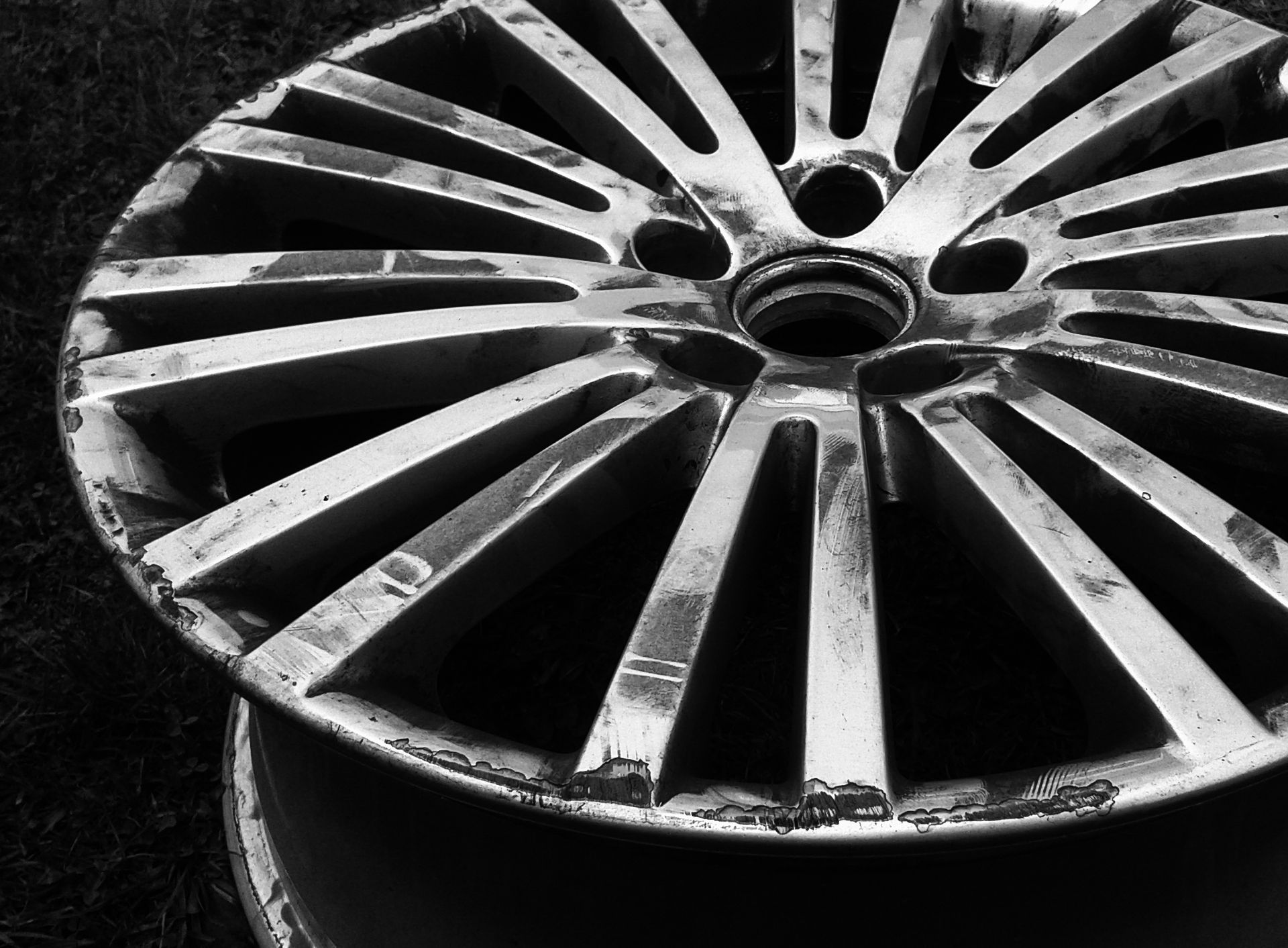 VW Felge mit starken Bordsteinschäden