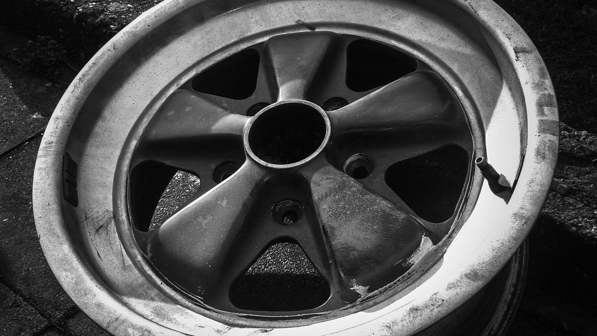 Porsche Fuchs Felge vor der Restaurierung Porsche Fuchs Felge vor der Restaurierung