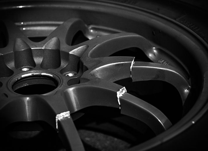 Auch eine Felgenreparatur hat Grenzen gebrochener Felgenstern einer Aluminiumfelge