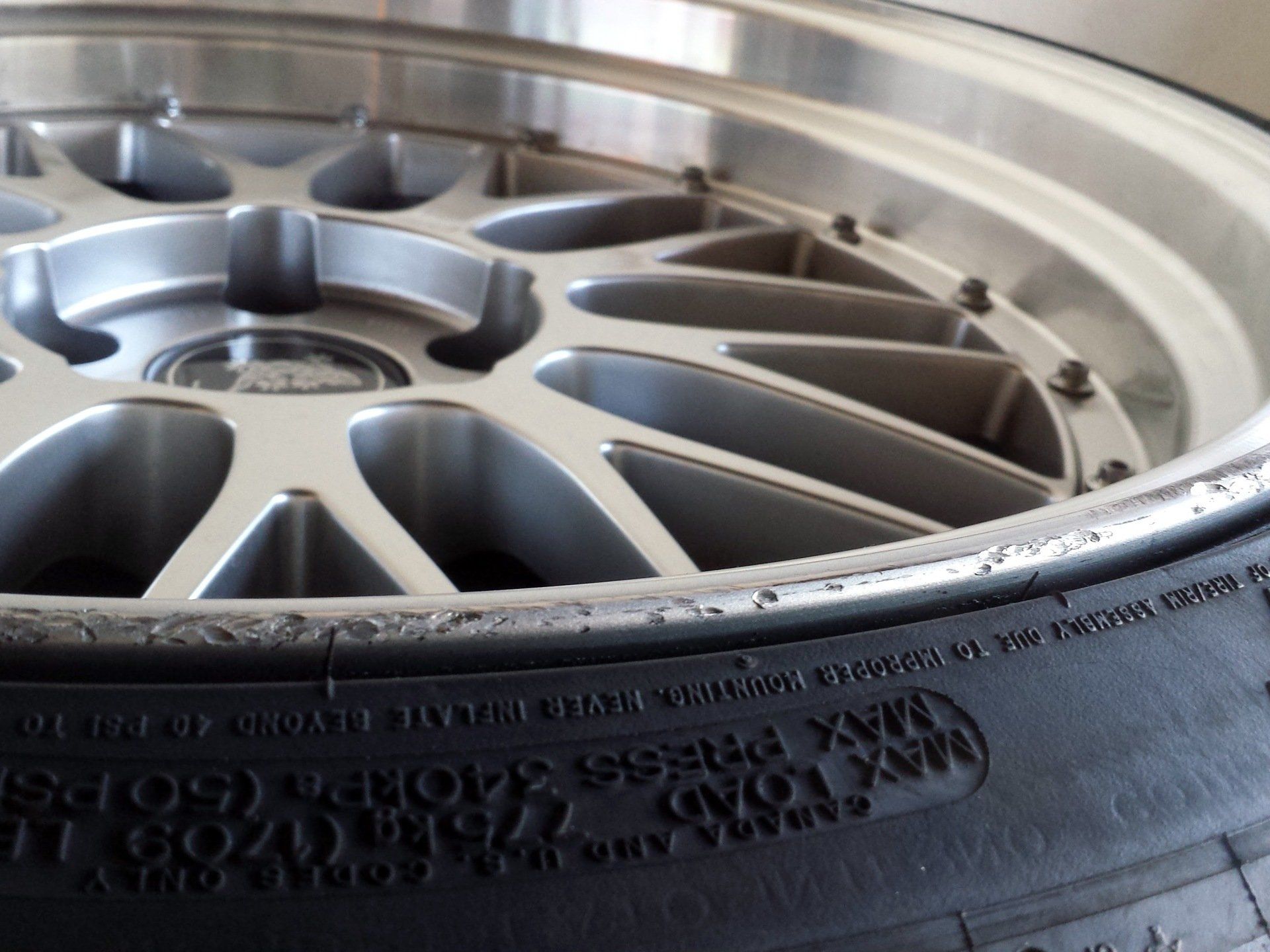 Wiesmann Roadster Felge vor der Instandsetzung