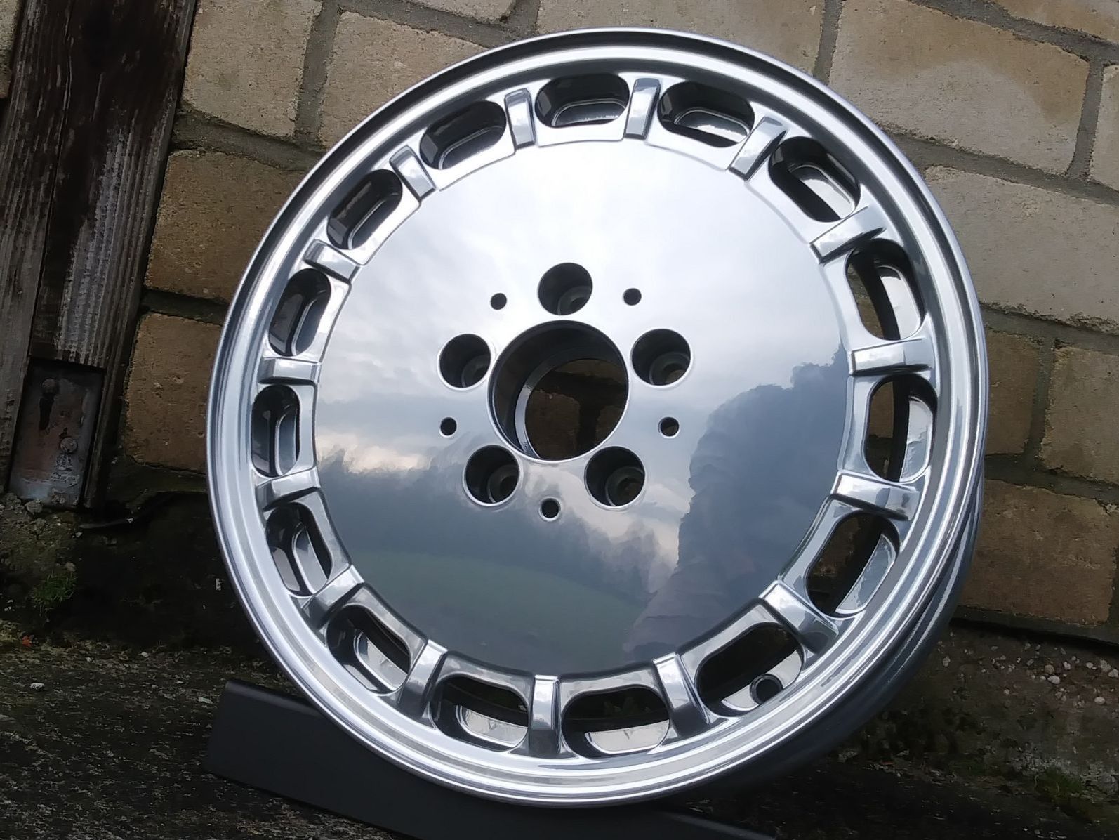 Mercedes Benz Gullideckel Felge nach dem Pulverbeschichten