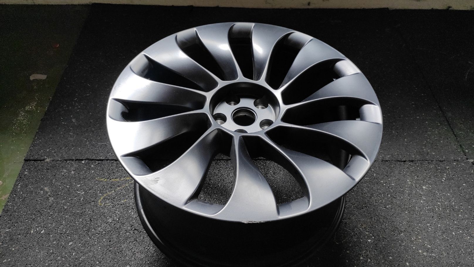 Tesla Model Y Überturbine Felge beschädigt