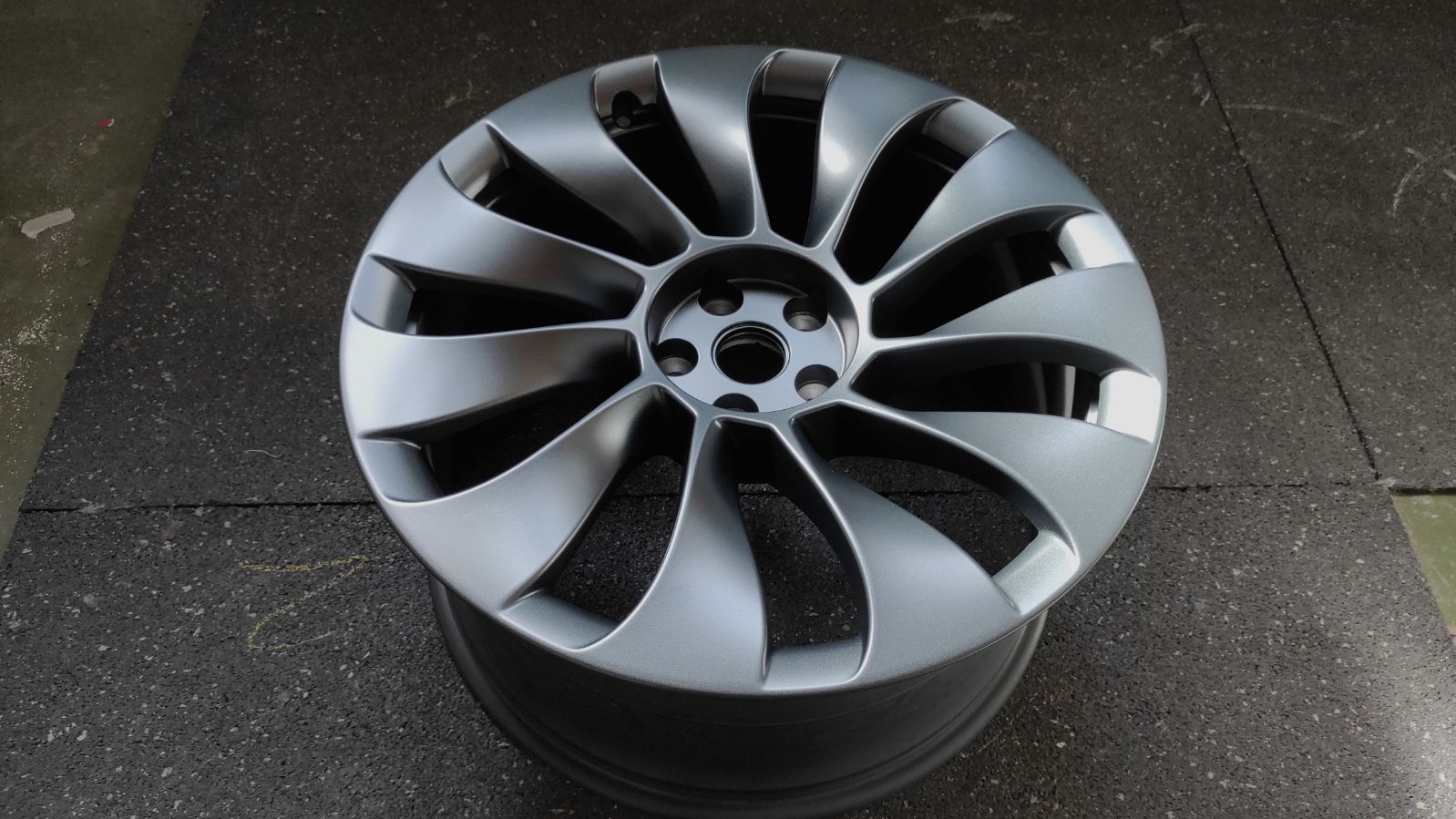 Tesla Model Y Überturbine Felge repariert