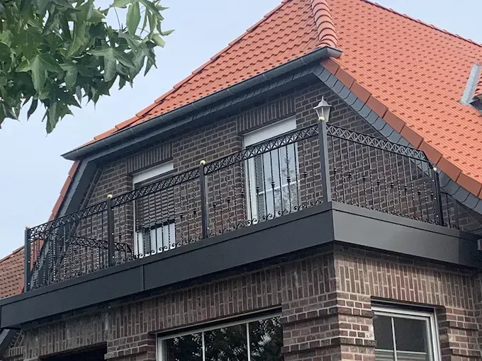 Robustes Balkongeländer aus feuerverzinktem Stahl, sichere Absturzsicherung und fachgerechte Montage