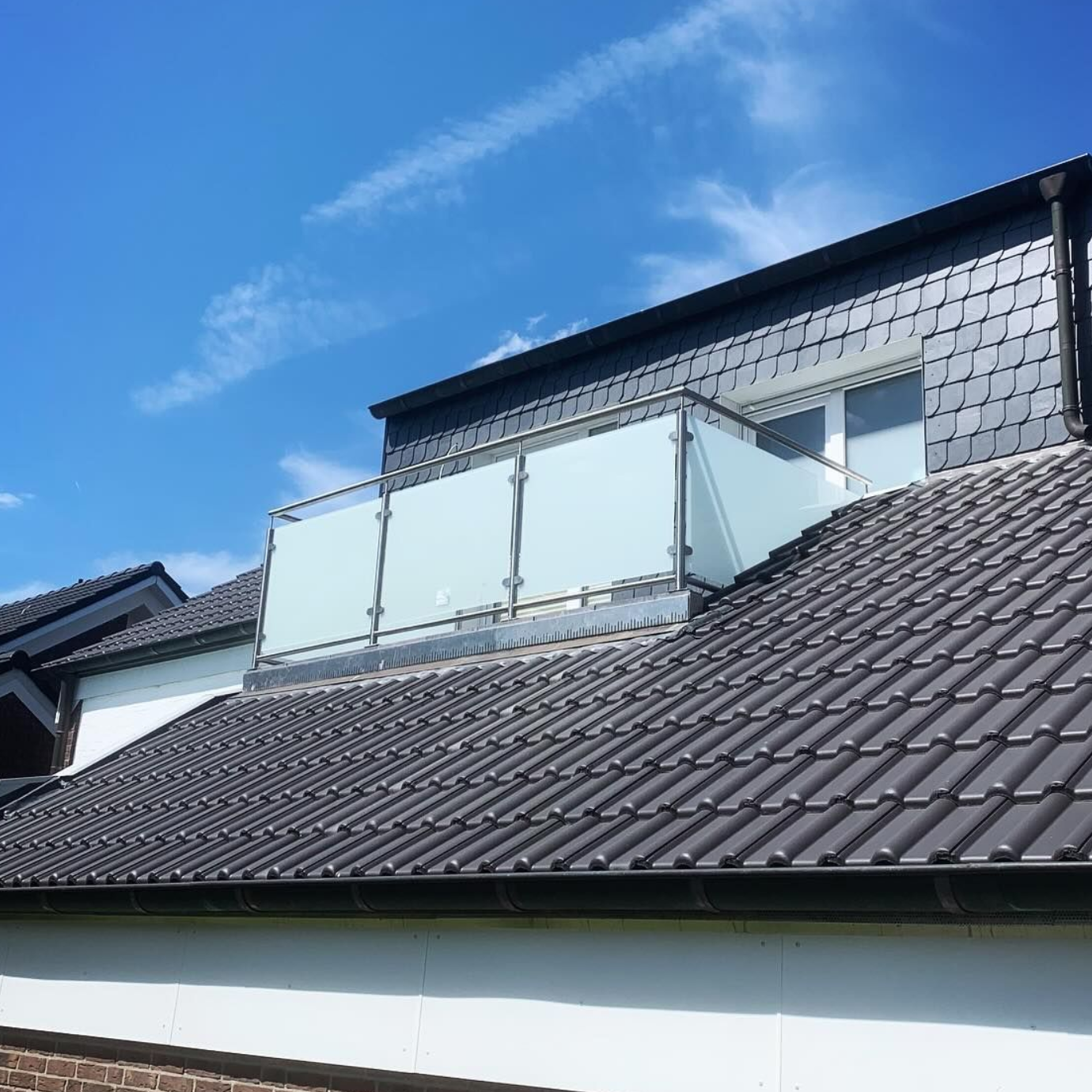 Blickdichtes Geländer mit VSG matt Sicherheitsglas, moderner Sichtschutz und zertifizierte Absturzsicherung