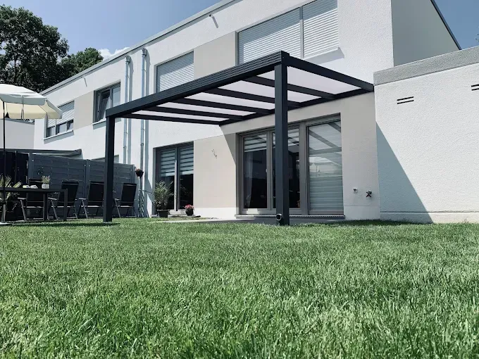 Robuste Terrassenüberdachung aus Aluminium mit Polycarbonat-Stegplatten, fachgerecht montiert in Dülmen – Jahn Metallbau