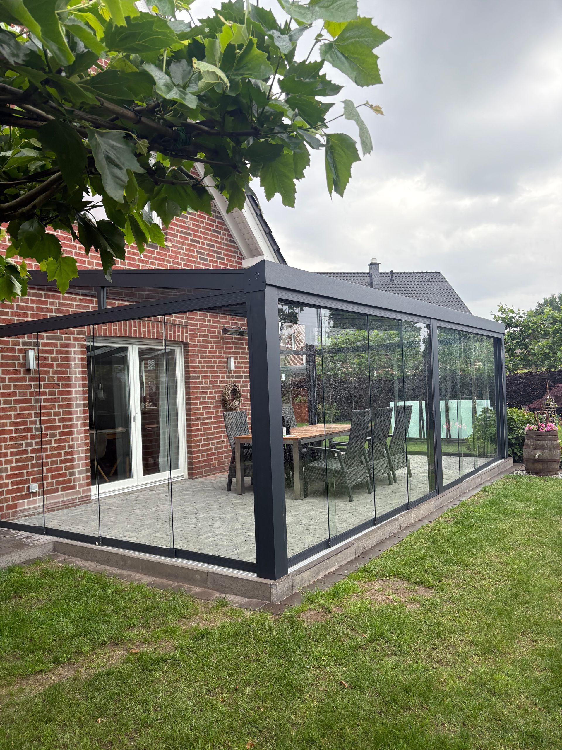Moderner Wintergarten aus Aluminium mit hochwertiger Glaseindeckung, individuell geplant und montiert in Dülmen – Jahn Metallbau