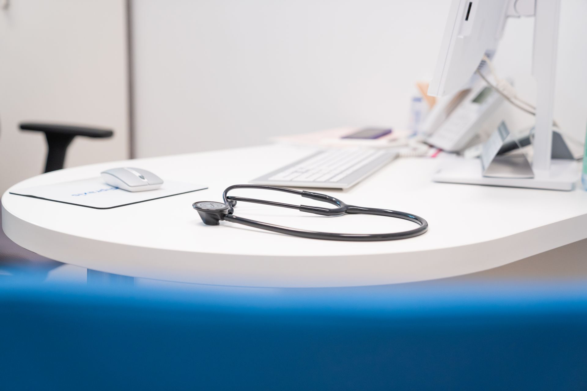 Stethoskop mit Laptop in Hausarztpraxis