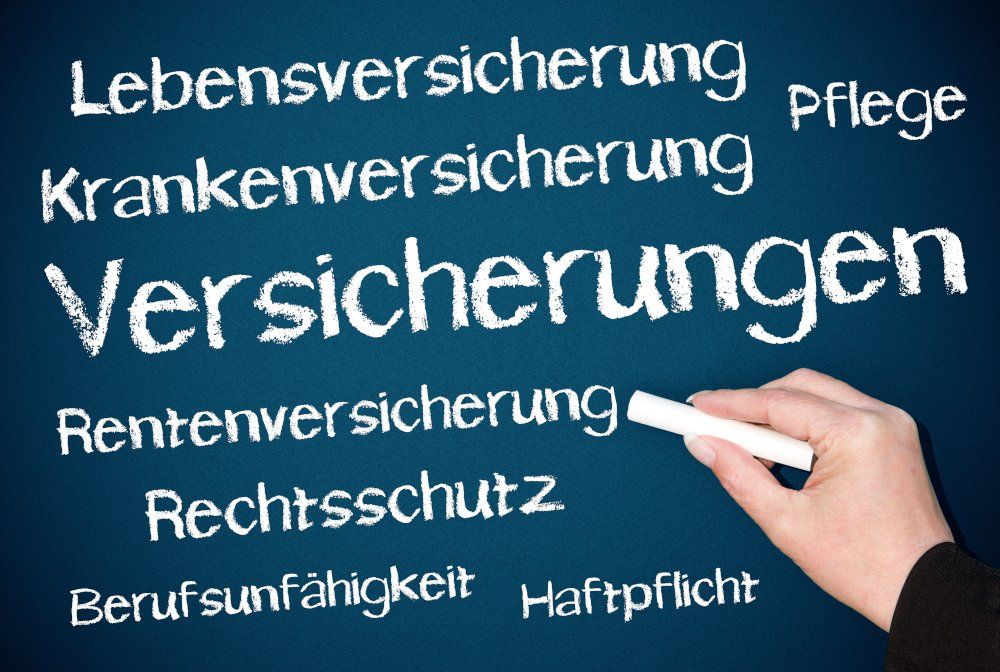 Sparten der Privatversicherungen Bild einer Hand, die mit Kreide die Sparten der Privatversicherungen schreibt