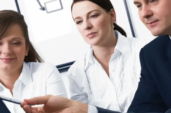 Ausarbeitung des Konzeptes Symbolbild für die Ausarbeitung des Konzeptes, drei Personen im Gespräch