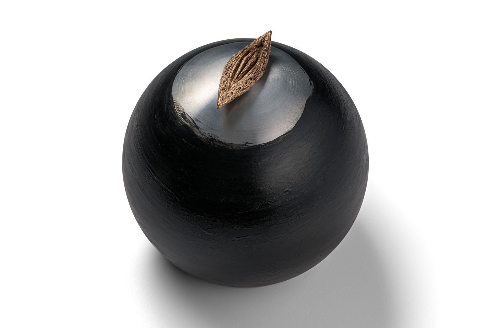 La Papessa, scultura in bronzo e alluminio di Francioni Mastromarino