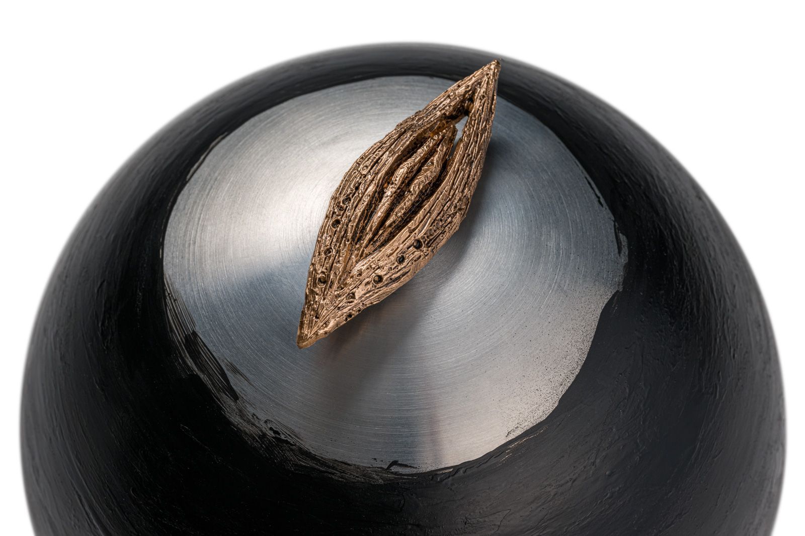 La Papessa, scultura in bronzo e alluminio di Francioni Mastromarino