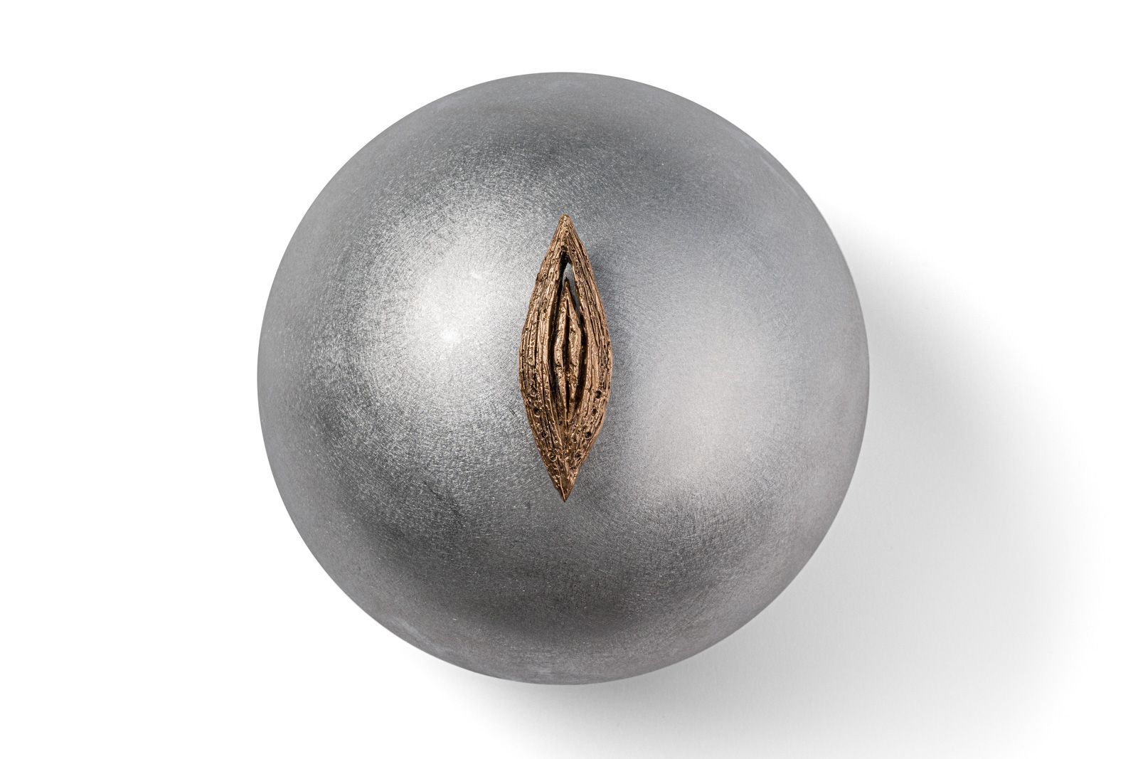 La Papessa, scultura in bronzo e alluminio di Francioni Mastromarino