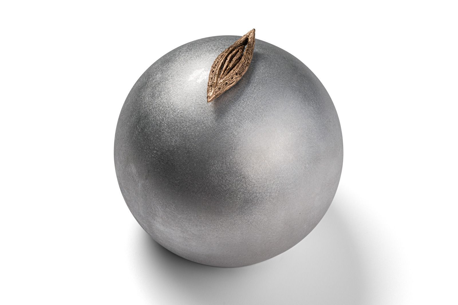 La Papessa, scultura in bronzo e alluminio di Francioni Mastromarino