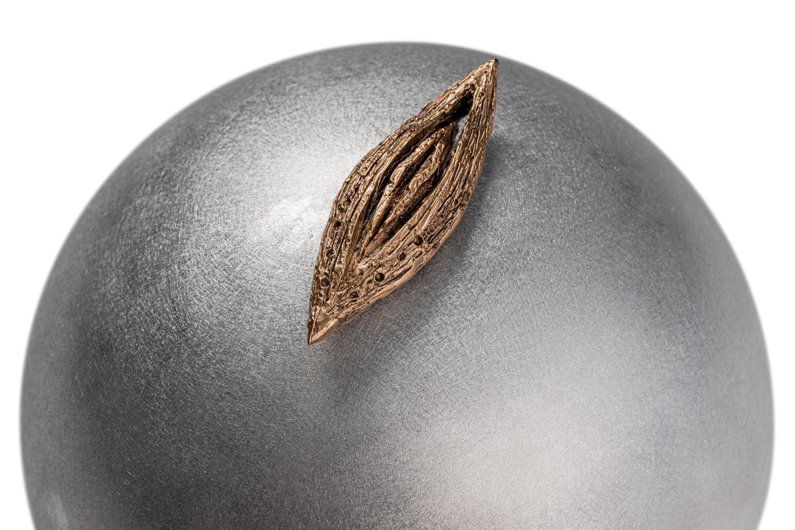 La Papessa, scultura in bronzo e alluminio di Francioni Mastromarino