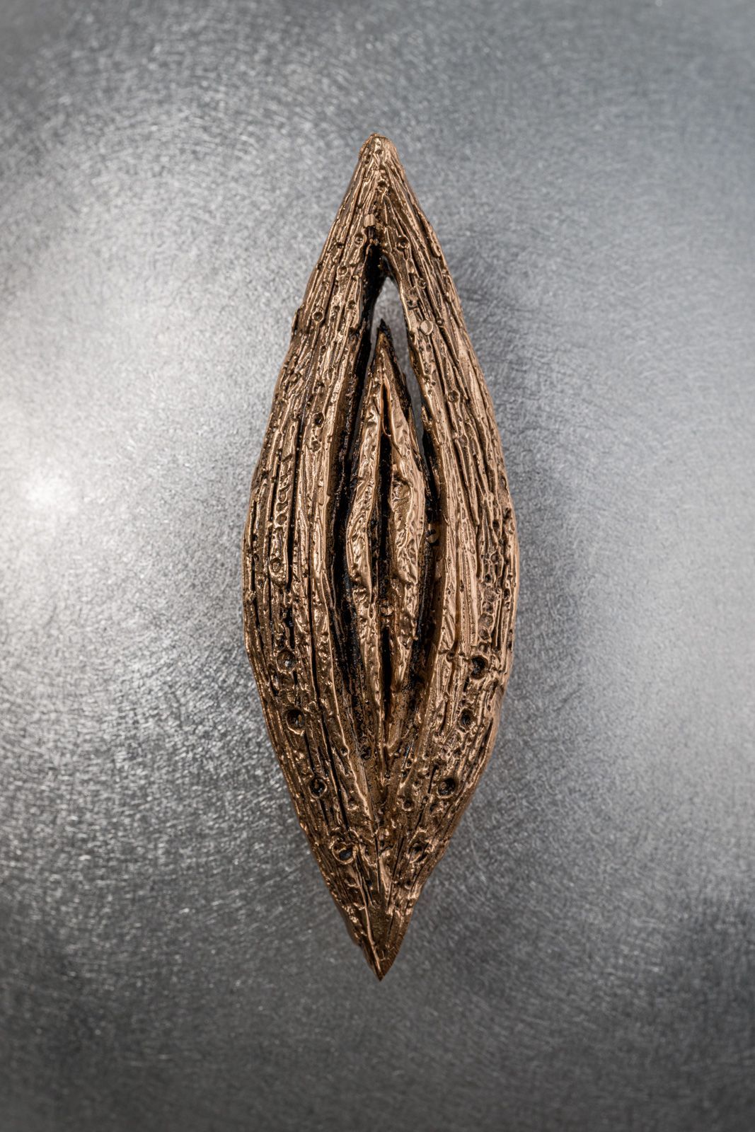 La Papessa, scultura in bronzo e alluminio di Francioni Mastromarino