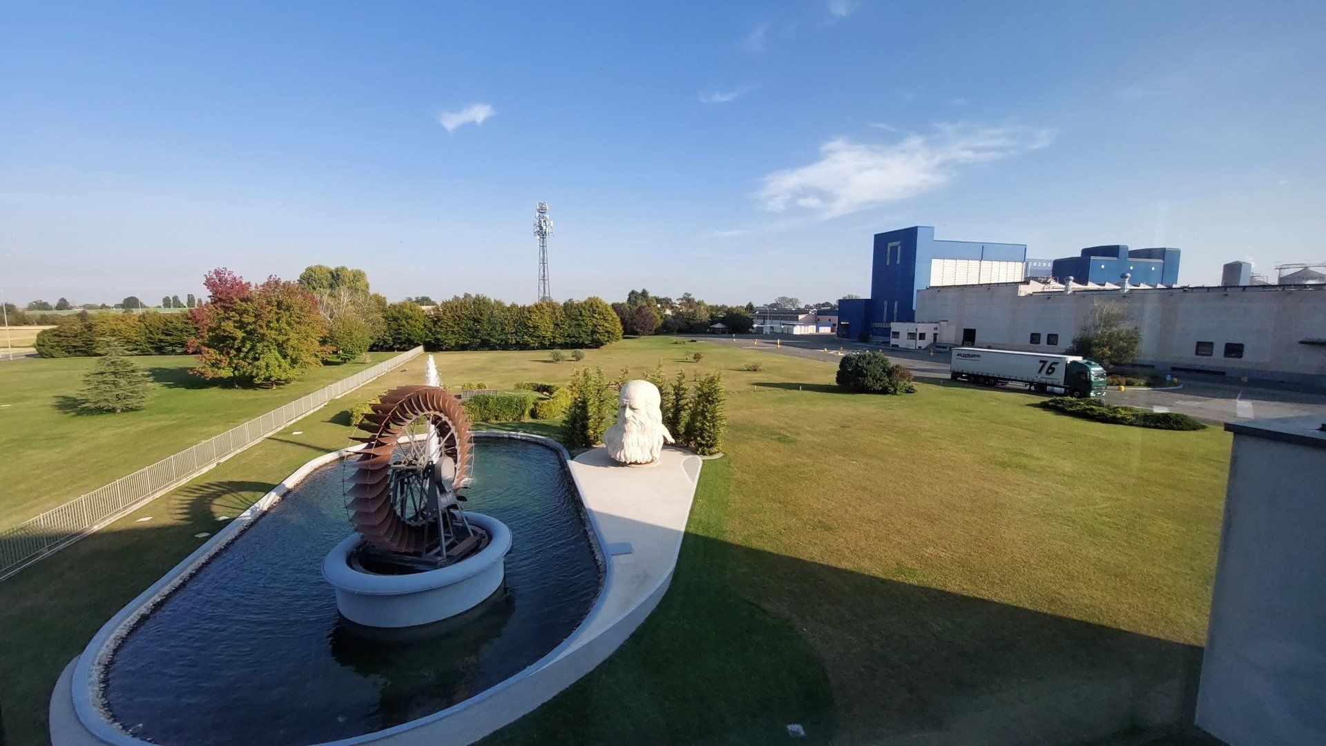 Leonardo Da Vinci, scultura di Eleonora Francioni e Antonio Mastromarino, scultori a Pietrasanta. Riso Scotti Pavia