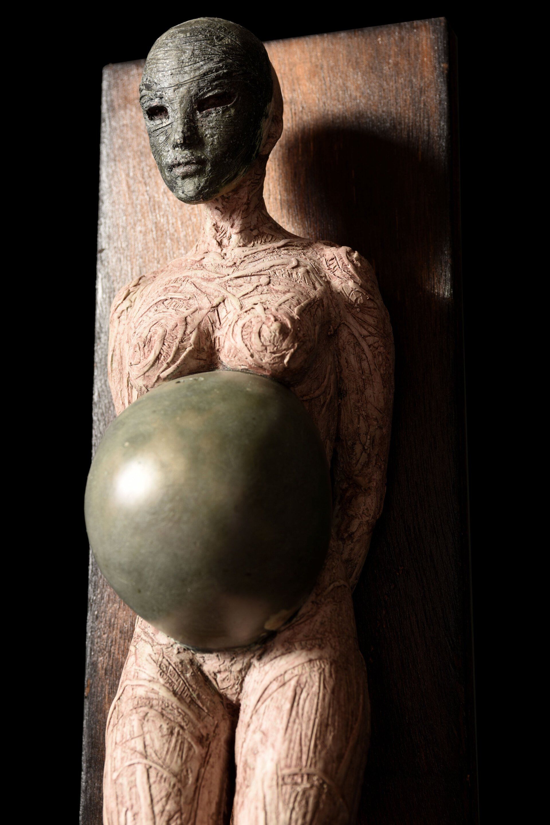 #femalepiggybank, scultura di Eleonora Francioni e Antonio Mastromarino, artisti a Pietrasanta