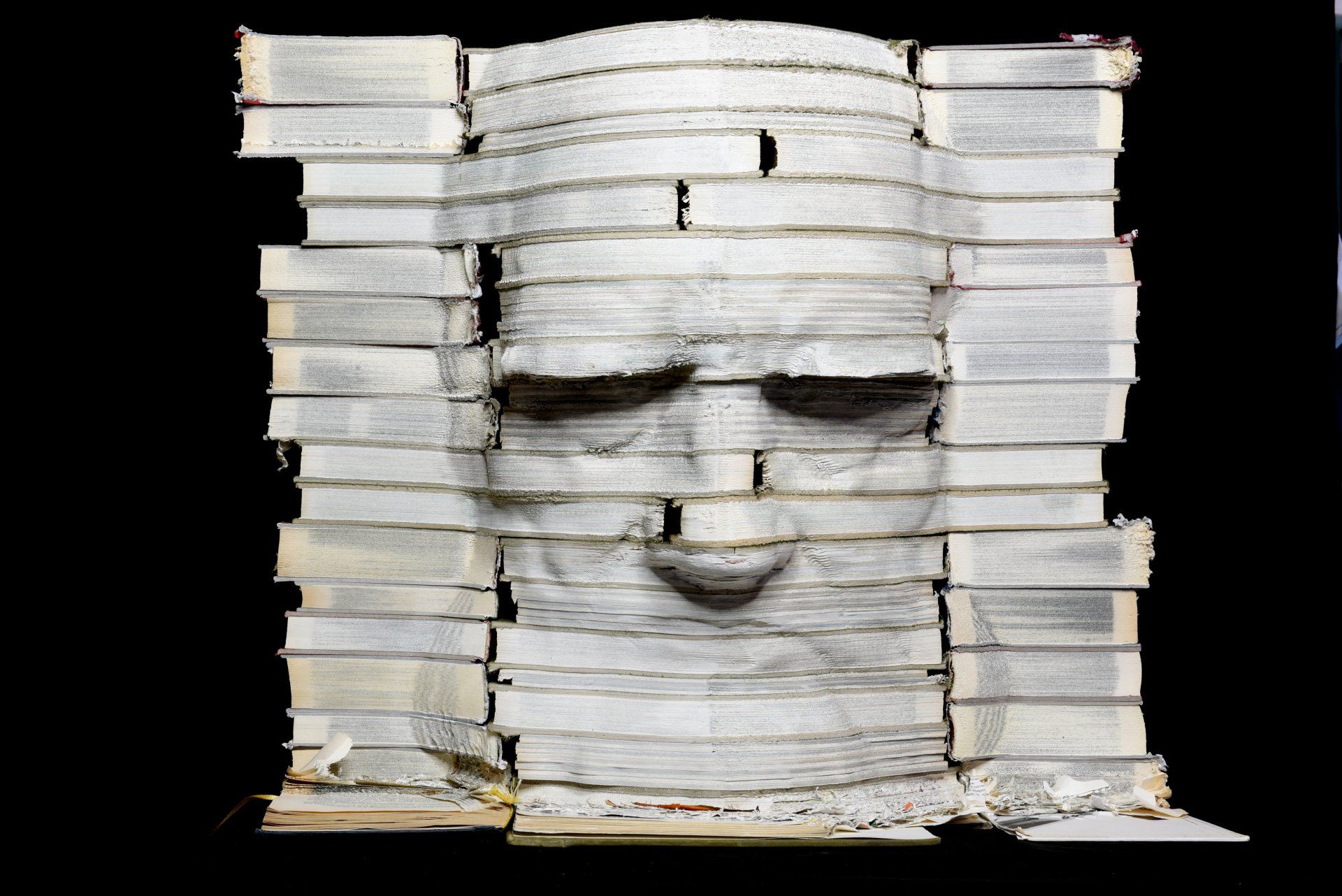 La biblioteca di Leonardo, scultura di libri, di Eleonora Francioni e Antonio Mastromarino, scultori a Pietrasanta, opera dedicata a Leonardo Da Vinci