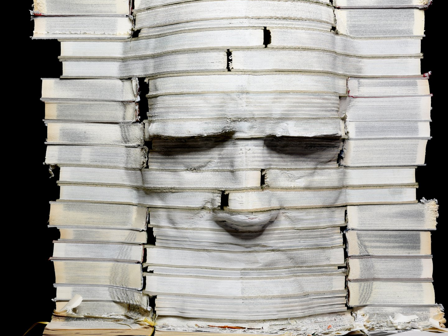 La Biblioteca di Leonardo, scultura di Eleonora Francioni e Antonio Mastromarino, scultori a Pietrasanta. Opera realizzata con libri raffigurante Leonardo Da Vinci