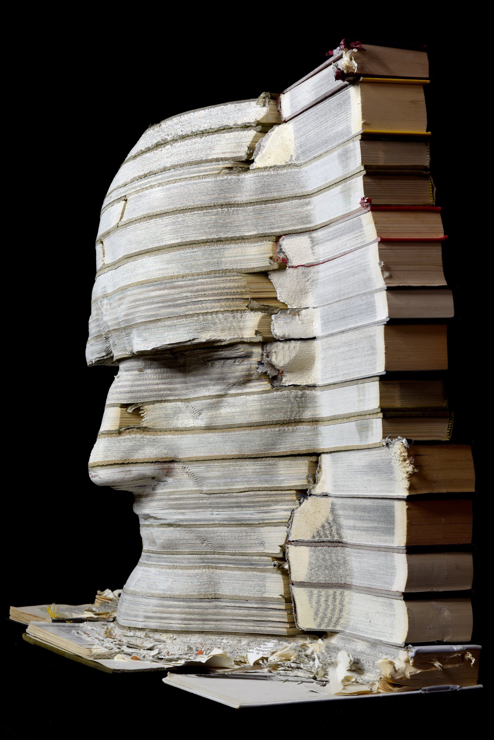 La Biblioteca di Leonardo, scultura di libri dedicata a Leonardo Da Vinci degli artisti Eleonora Francioni e Antonio Mastromarino