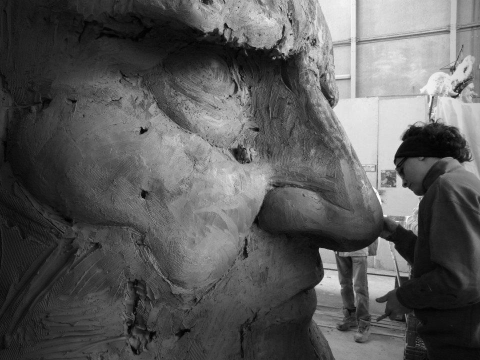 Leonardo Da Vinci, modellazione in creta, scultura di Eleonora Francioni e Antonio Mastromarino, artisti a Pietrasanta