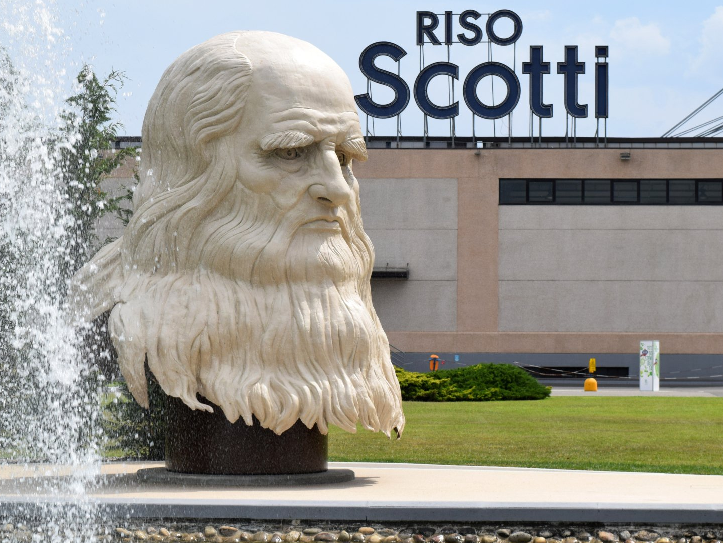 Leonardo Da Vinci, scultura di Eleonora Francioni e Antonio Mastromarino, scultori a Pietrasanta. Riso Scotti Pavia