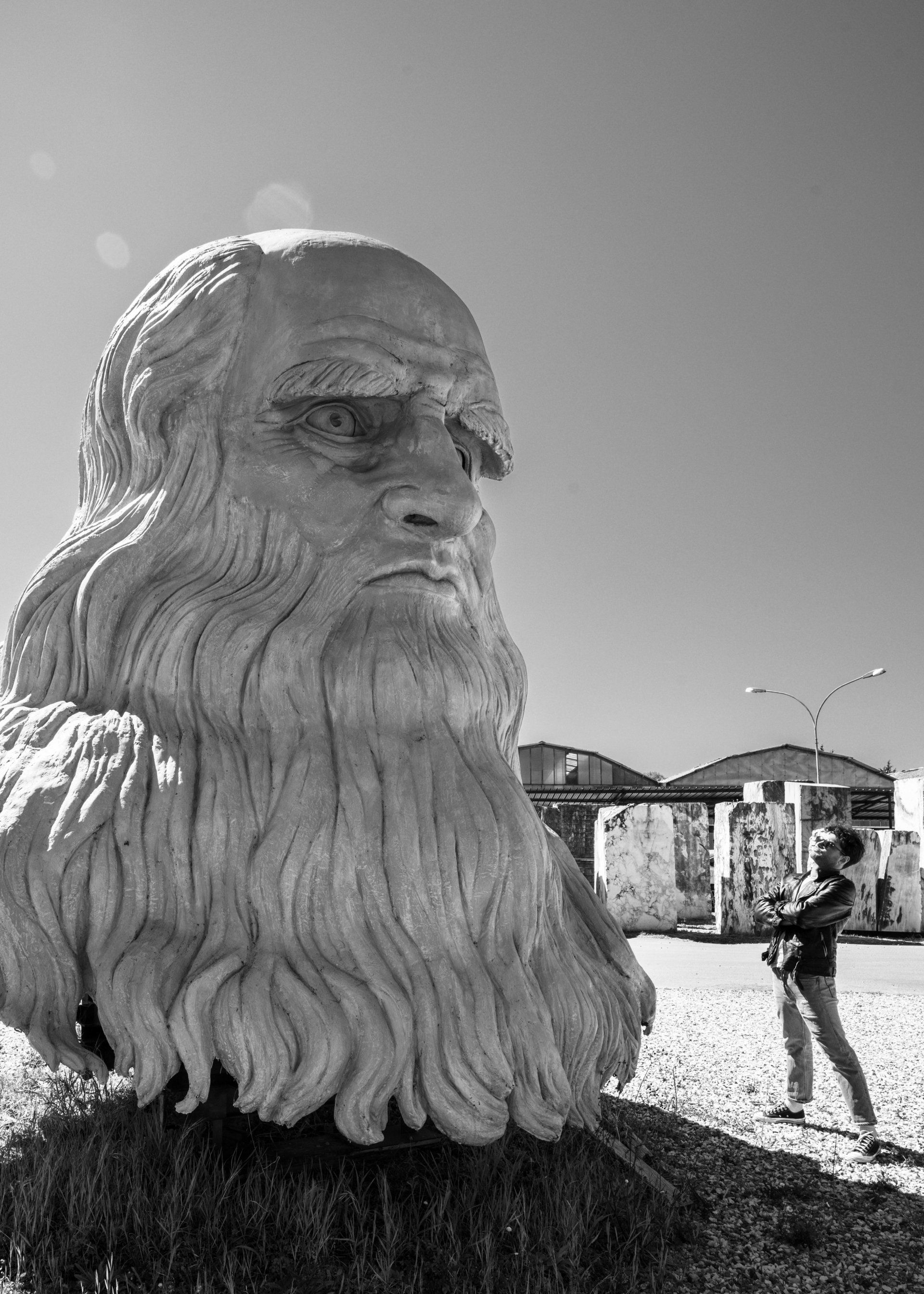 Leonardo Da Vinci, scultura di Eleonora Francioni e Antonio Mastromarino, arte contemporanea a Pietrasanta