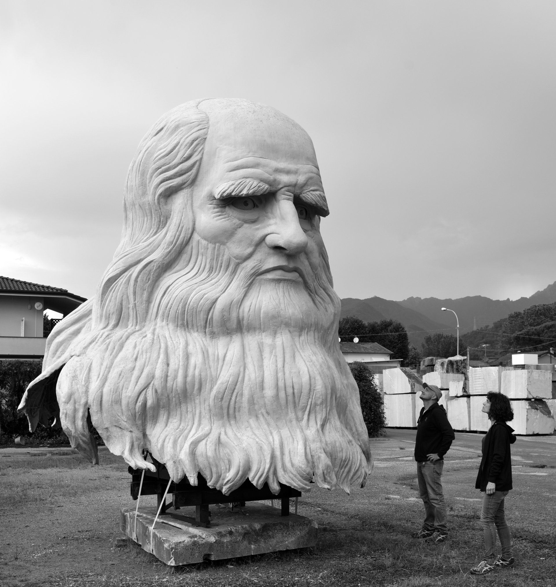 Leonardo Da Vinci, scultura di Eleonora Francioni e Antonio Mastromarino, artisti a Pietrasanta