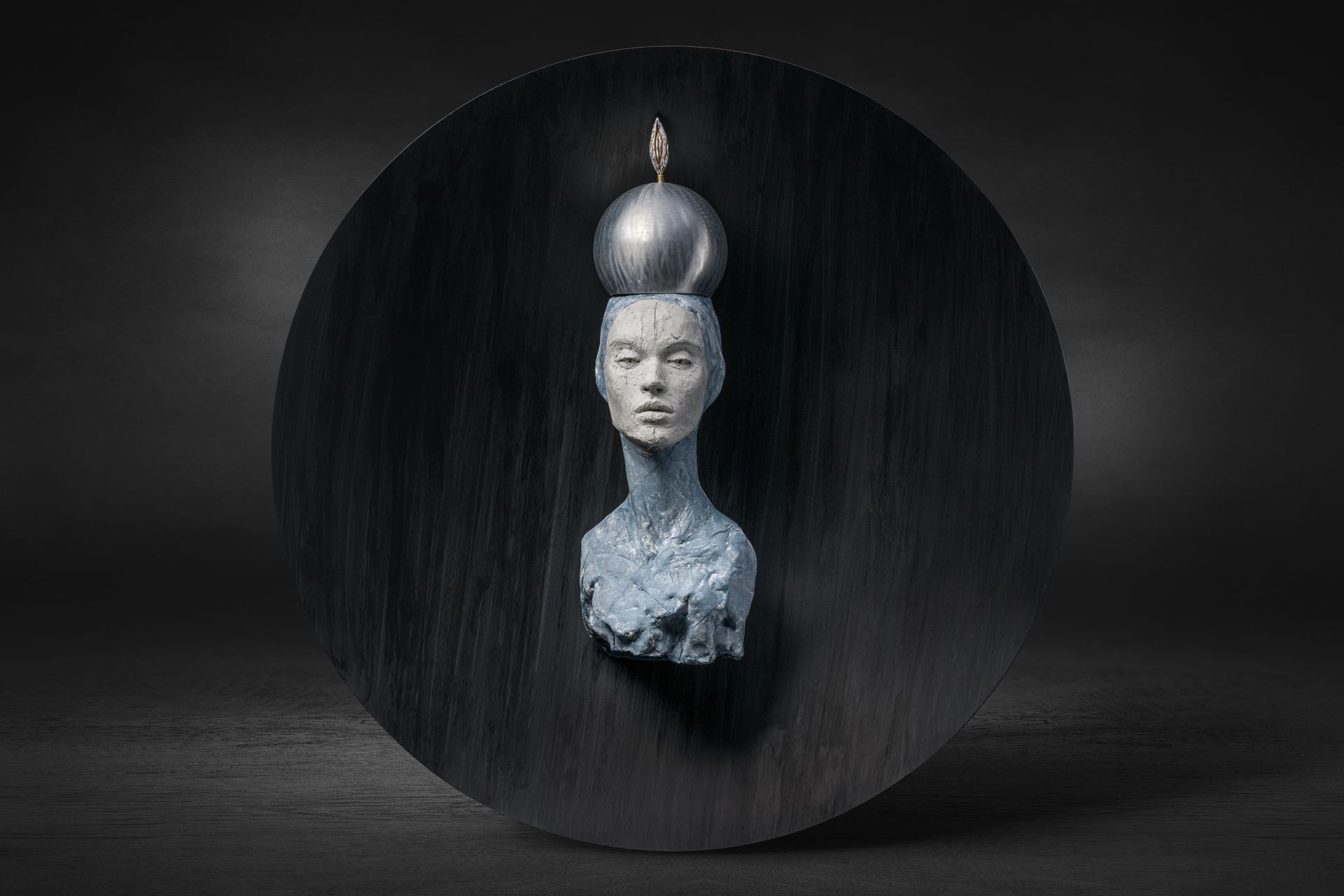 La Papessa, scultura in bronzo e alluminio, lolla di riso e idro resina di Francioni Mastromarino