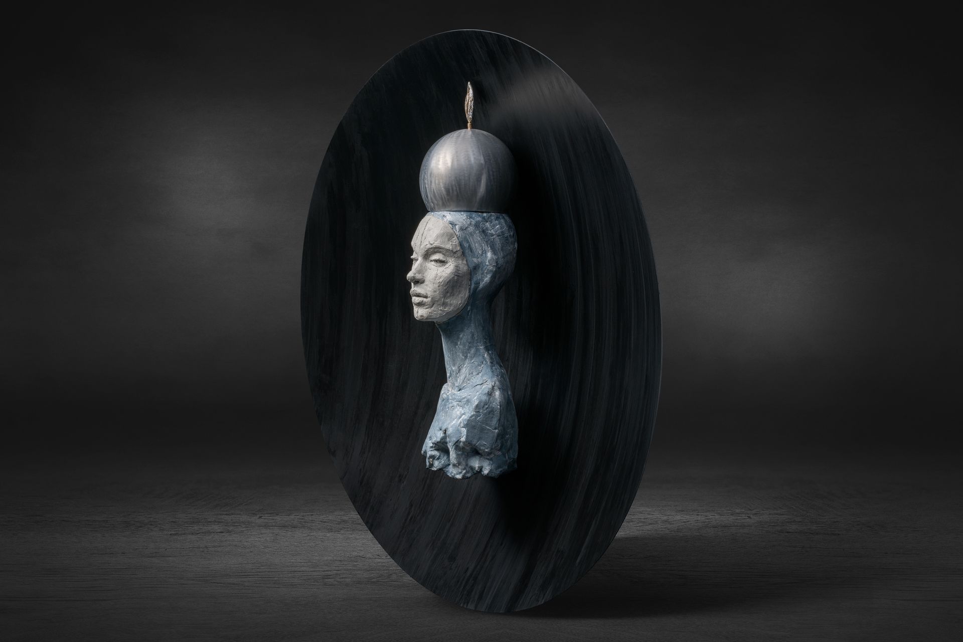 La Papessa, scultura in bronzo e alluminio, lolla di riso e idro resina di Francioni Mastromarino