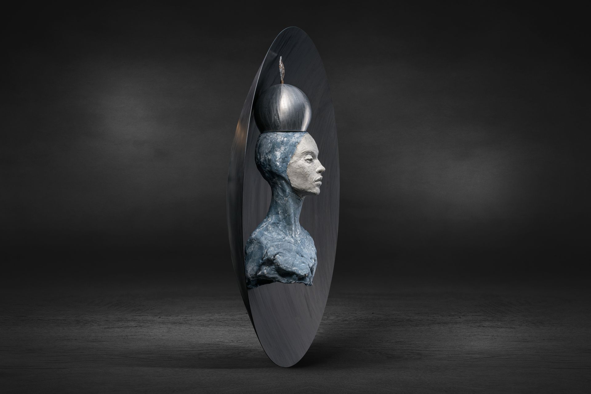 La Papessa, scultura in bronzo e alluminio di Francioni Mastromarino