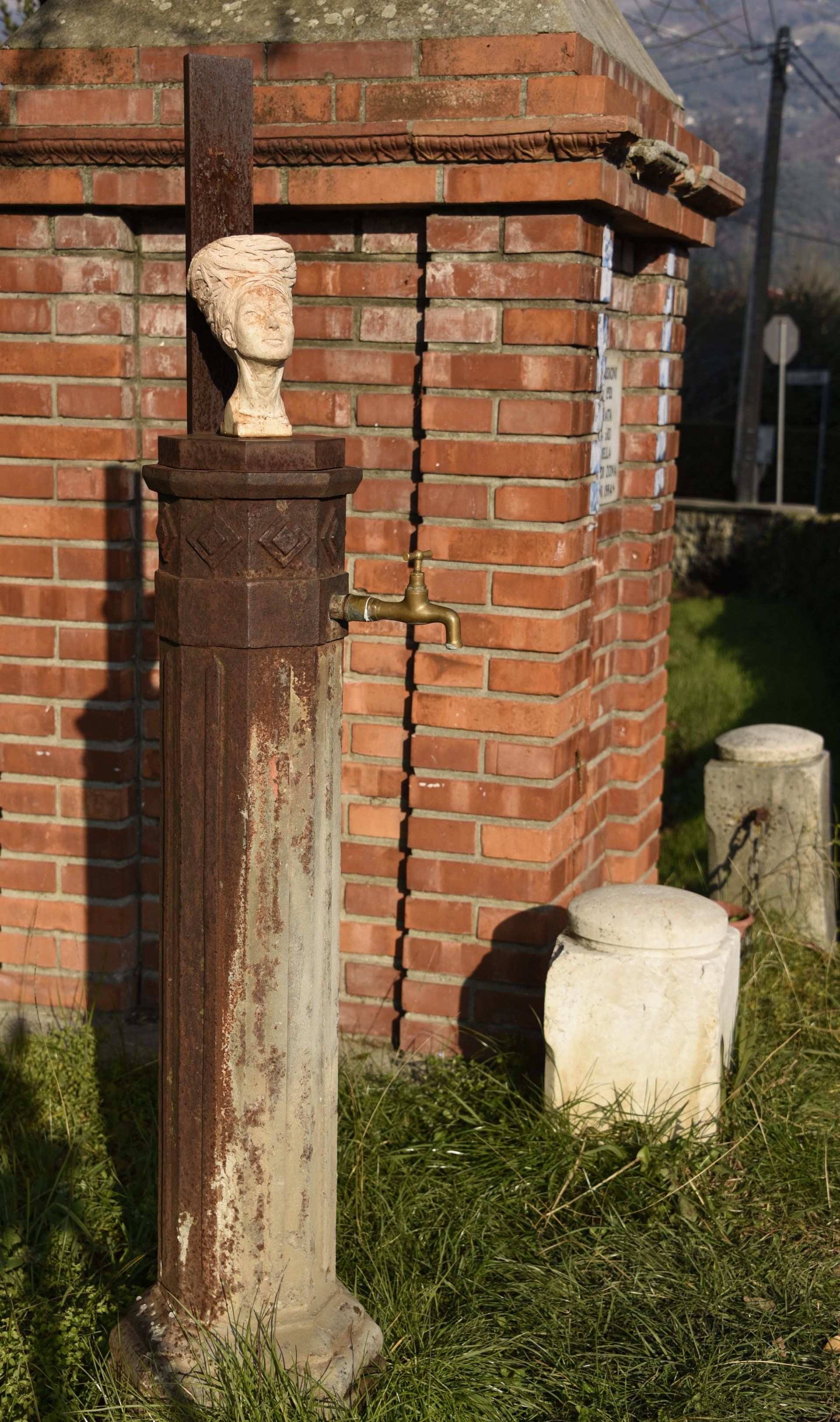 Fontana a Camaiore, La Concipiente, scultura di Eleonora Francioni e Antonio Mastromarino, artisti a Pietrasanta.