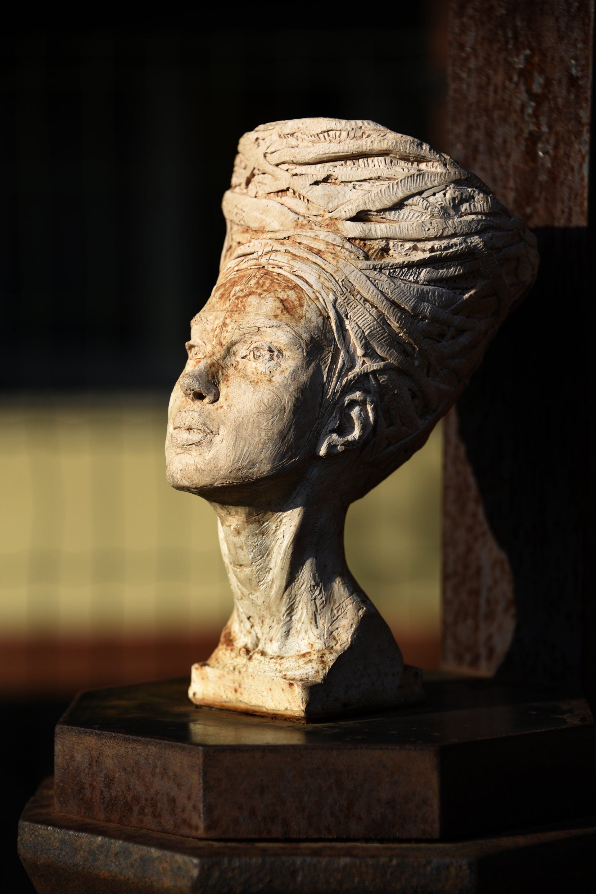 Fontana a Camaiore, La Concipiente, scultura di Eleonora Francioni e Antonio Mastromarino, artisti a Pietrasanta.