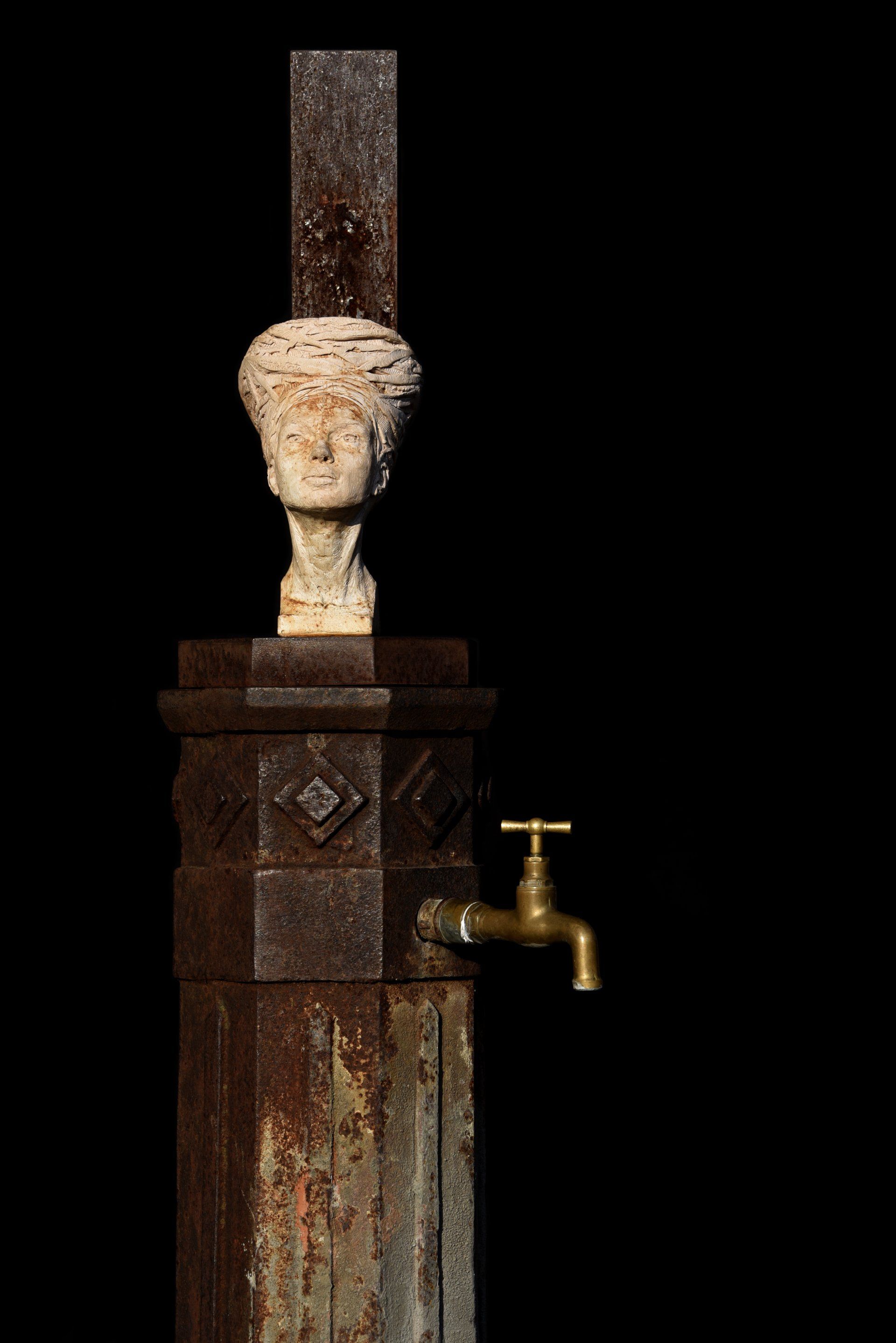 Fontana a Camaiore, La Concipiente, scultura di Eleonora Francioni e Antonio Mastromarino, artisti a Pietrasanta.