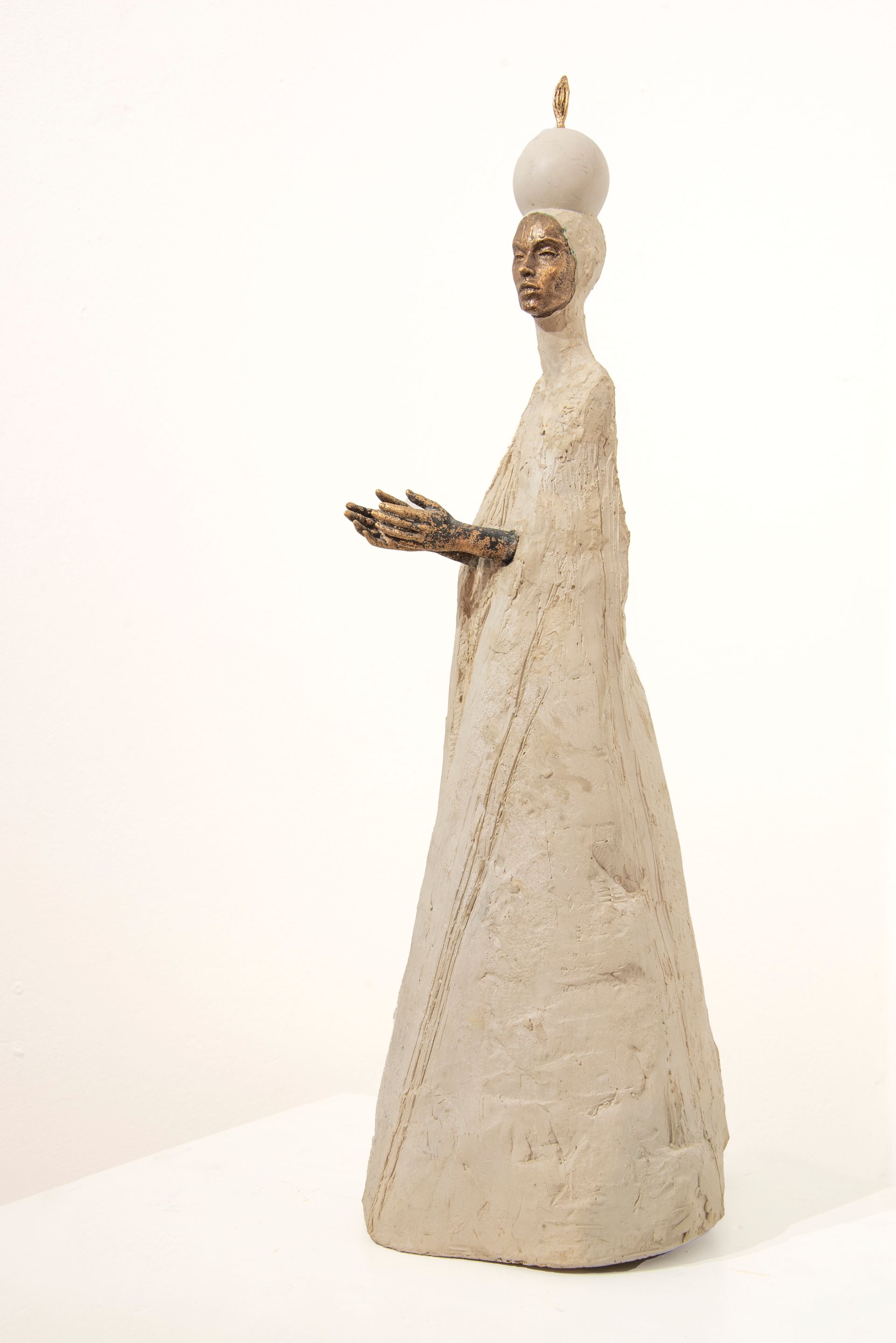 La Papessa, scultura in bronzo, lolla di riso e idro resina di Francioni Mastromarino