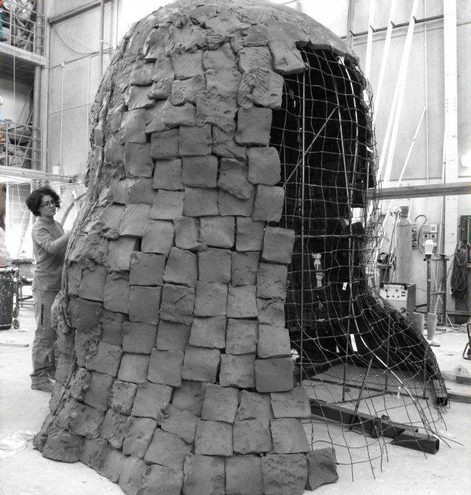 Leonardo Da Vinci, ingrandimento in creta, scultura di Eleonora Francioni e Antonio Mastromarino, artisti a Pietrasanta