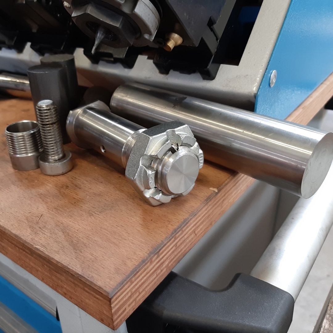 CNC gefertigte Schraube mit Muttern