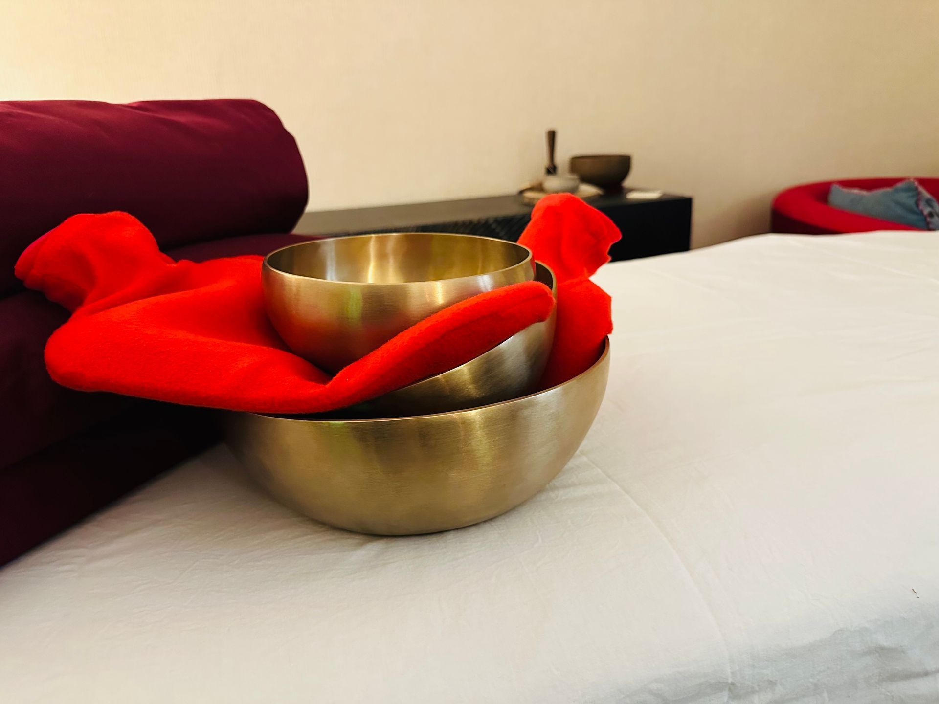 Entspannen mit Peter Hess Therapie Klangschalen. Klangmassage, Meditation, Workshop u. Trauma sensibele Klangbegleitung.