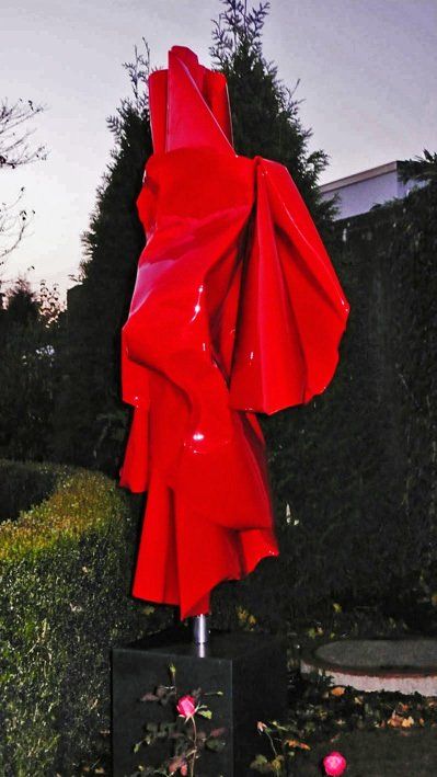 Metallskulptur rot im Garten