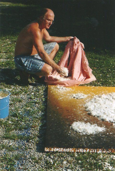 Mann mit nacktem Oberkörper sitzend