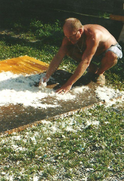 Mann mit nacktem Oberkörper kniend