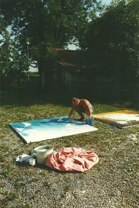 kaurnder Mann mit nacktem Oberkörper auf Kiesfläche