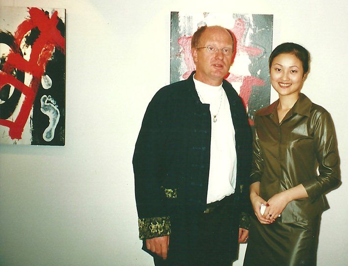 Mann und Frau frontal, Gemälde im Hintergrund