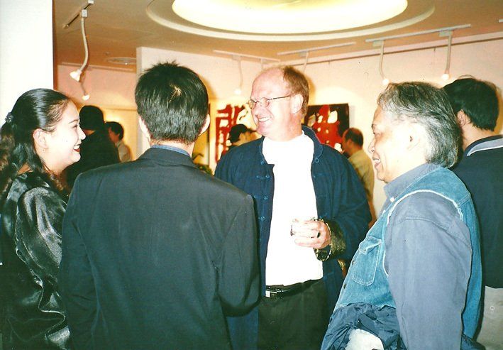 Männer im Gespräch in Galerie