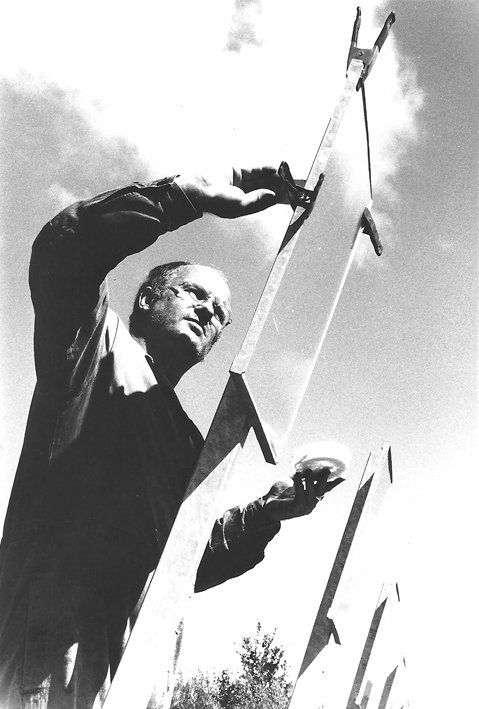 Mann mit Arbeitskleidung, Metallrahmen, Metallklemmen